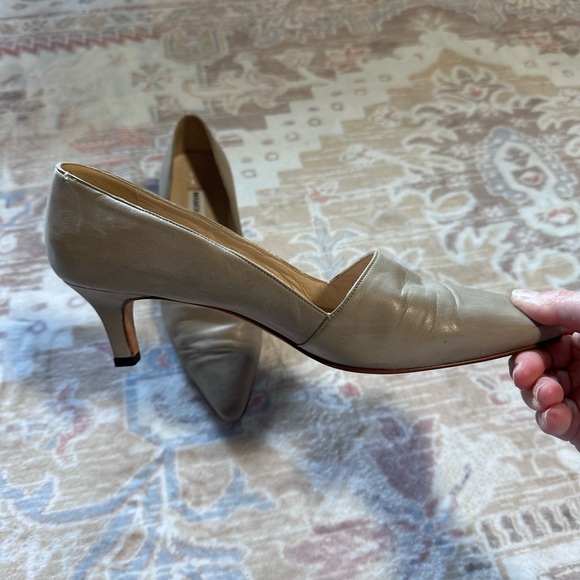 Manolo Blahnik Women's Beige Kietta 70MM Lamb Nappa Pump Heels - Picture 2 of 6